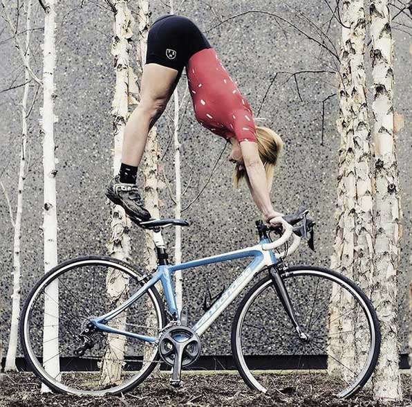 Young Sporty Woman Practicing Doing Bicycle Crunches Pose Stock Photo -  Download Image Now - iStock